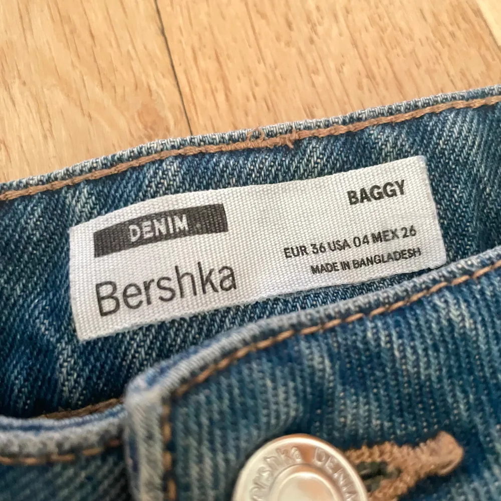Jeans från Bershka som är ganska använda. Säljer för att dom är för stora i midjan och inte kommer till användning 💔köpta för 379kr. Jeans & Byxor.