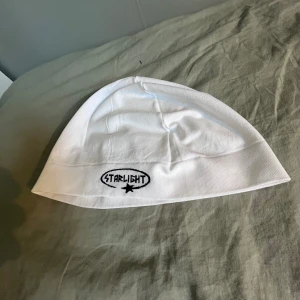 Starlight mössa vit - Tjena! Säljer denna vita starlight mössa från wonderboy, ingen storlek, passar alla, tunn men inte genomskinlig, allmänt skön mössa. Priset är inte ristat i sten så kom med förslag, frågor osv i dm! + mössan tog slut på under 5min