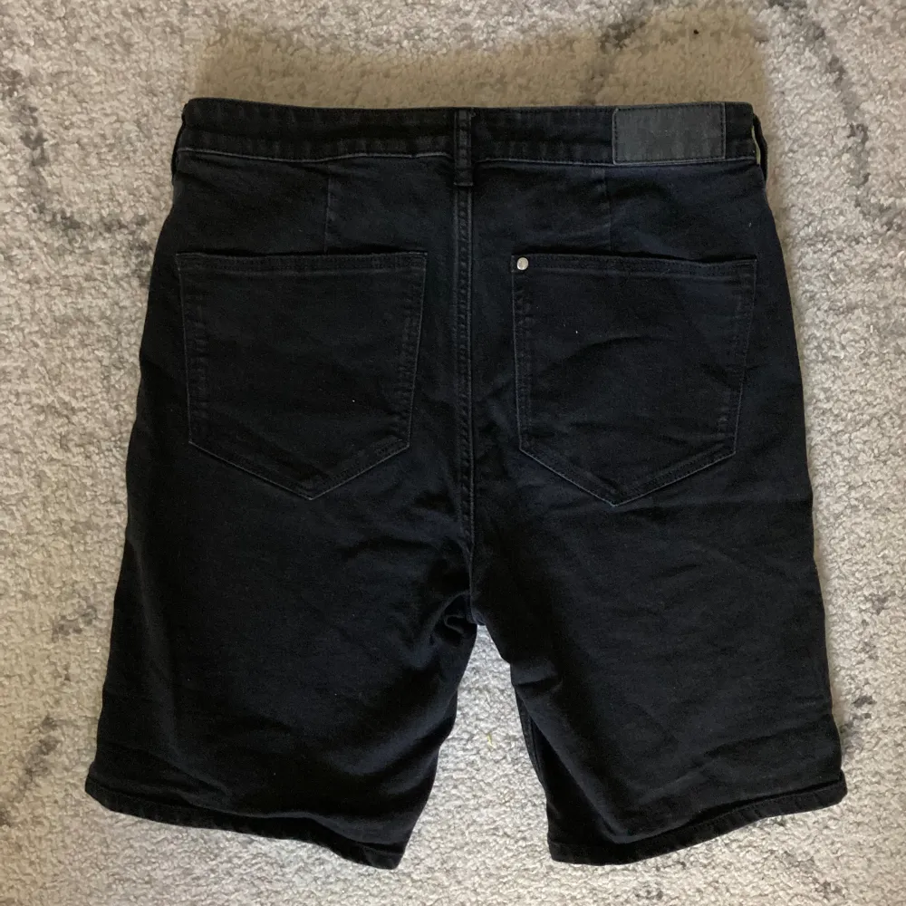 Svarta jeans shorts medium långa, oandvända i storlek 40💕. Shorts.