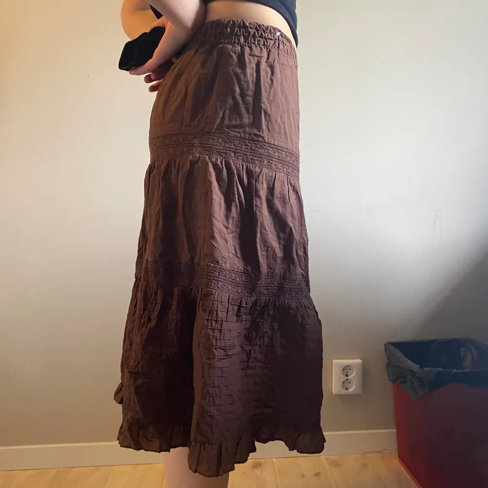 superfin brun midi kjol, lite mindre i storleken (passar 36/38 mer) . Kjolar.