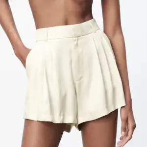 Säljer dessa söta shorts från zara. Aldrig använda med prislapp kvar. Dm vid frågor 🩷