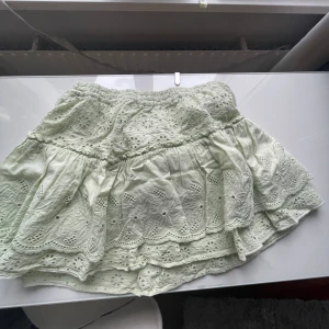 Kjol - Säljer denna superfina kjolen som är från zara. Den är i storlek 164 och är väldigt fint skick den sköljs pågrund av att den inte kommer till användning💓