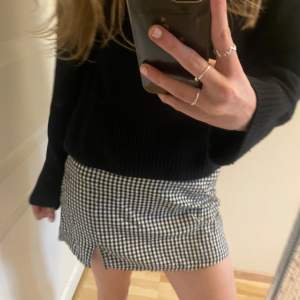 Super söt rutig kjol från hollister! Kjolen är i storlek xs men skulle säga att den även passar s💕