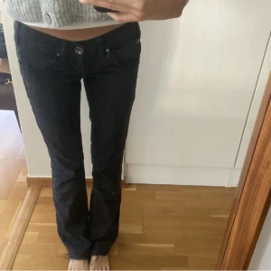 miss 60 lågmidjade jeans - säljer dessa skit snygga miss 60 jeans då dem inte kommer till någon användning💓💓
