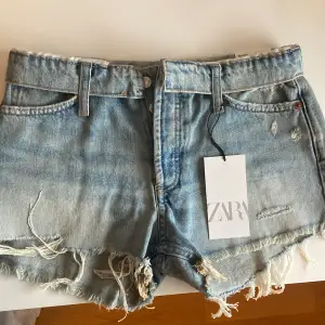 Helt nya super snygga lågmidjade jeans shorts från Zara, helt slutsålda. Säljer då jag köpte i två olika storlekar! 💘