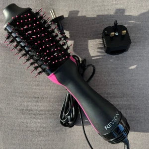 Revlon varmluftsborste - Säljer en varmluftsborste från Revlon som knappt kommit till användning så den är i superbra skick ☺️ Även den lilla adaptern som passar andra eluttag följer såklart med! 🤍 