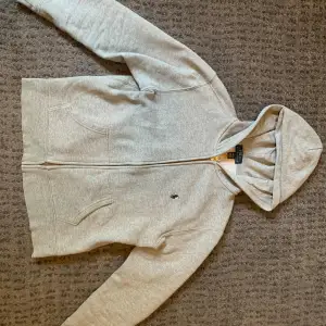 Säljer en äkta Ralph Lauren zip hoodie, inköpt från Ralph laurens hemsidan med digitalt kvitto. Den är i fint skick men är för liten för mig. Har knappt använts. Vid intresse eller frågor så tveka inte på att kontakta mig! Priset kan diskuteras