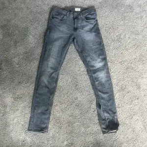 Tja! Säljer nu dessa slim jeans av tiger of Sweden i färgen grå. Jeansen är i storlek 33/34 men kan passa mindre. Jeansen är i sjukt bra kvalite och har inga defekter. Priset går att diskutera vid en snabb affär! 