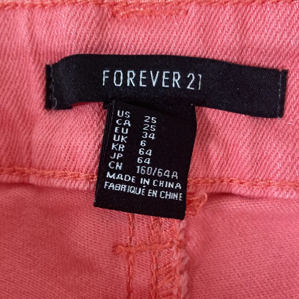 Rosa jeansshorts från Forever 21 i strl 25( xs-s) de är medelhöga. Shorts.