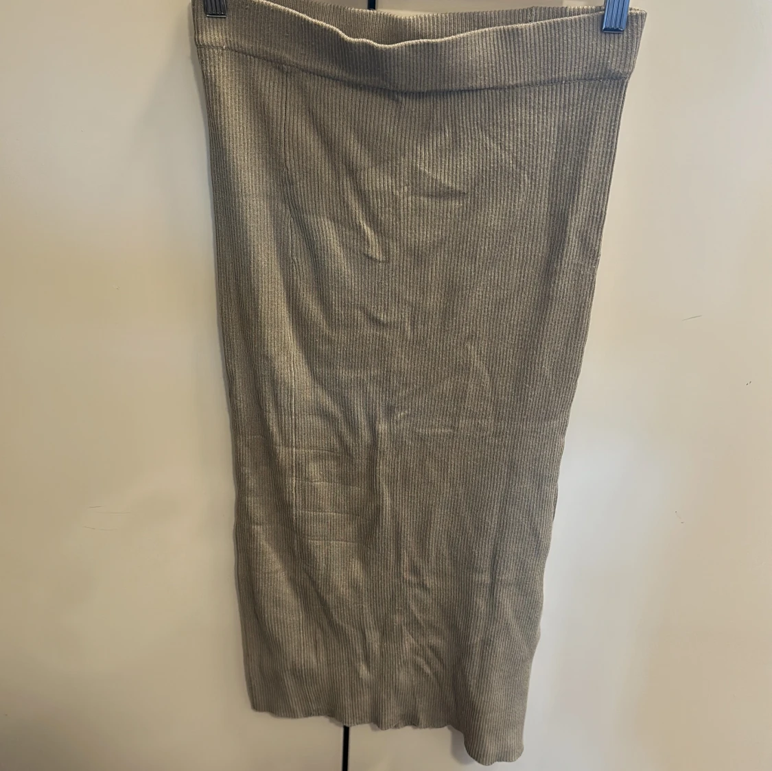 Brun lång stickad kjol från gina tricot