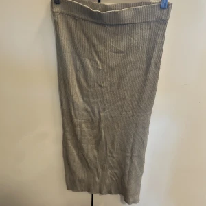 Brun lång stickad kjol från gina tricot - Säljer denna lång stickade beige kjolen från Gina tricot i storlek m