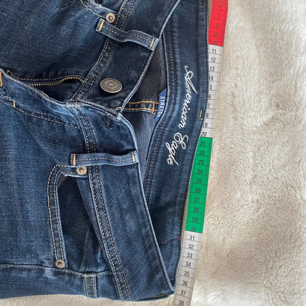 Lågmidjade bootcut jeans! De är syda på insidan vid låren för att få de mer bootcut  Midja: 37cm Innerbenslängd: 81/82cm. Jeans & Byxor.