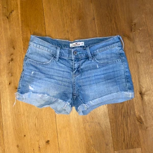 Hollister shorts  - Säljer dessa snygga shorts från hollister. Midjemåttet är 76cm. Säljer de då de inte passade på mig.