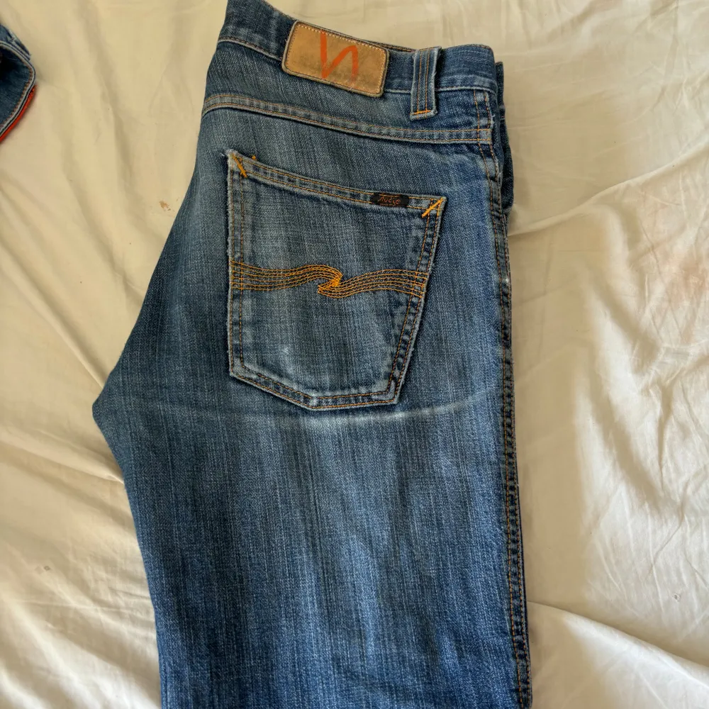 Hej säljer dessa nudie jeans. Cond 8/10, nypris runt 1500, storlek 30/32. Jeans & Byxor.