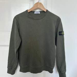 Sweatshirt från Stone Island i mycket bra skick! Färg: Olive Storlek 156/12 år Köpt på NK i Stockholm för 1899kr. 