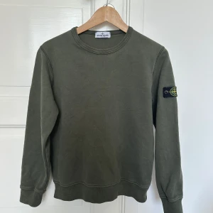 Stone island sweatshirt junior - Sweatshirt från Stone Island i mycket bra skick! Färg: Olive Storlek 156/12 år Köpt på NK i Stockholm för 1899kr. 