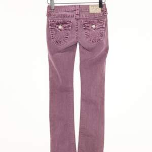 Jättesöta lila true religon jeans med rosa sömmar kom privat för fler bilder 💘  De är lågmidjade flare/raka