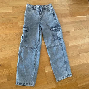 Snygga gråa cargo jeans  - Mycket bra skick och kvalitet Använda fåtal gånger