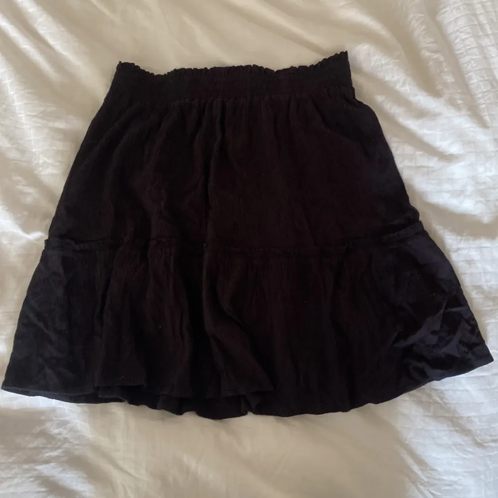 Fin kjol från Cubus, använd några gånger men är fortfarande i nästan nytt skick. Lappen är avklippt men skulle säga att storleken ligger runt s-m, dock är den väldigt stretchig så den är anpassningsbar💗. Kjolar.