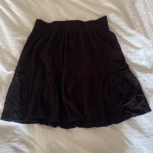 Fin kjol från Cubus, använd några gånger men är fortfarande i nästan nytt skick. Lappen är avklippt men skulle säga att storleken ligger runt s-m, dock är den väldigt stretchig så den är anpassningsbar💗