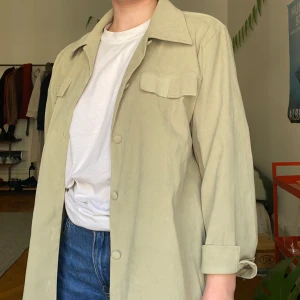 Skjorta - Så skön skjorta med knappar! Tyget är mockaimitation så supermjuk:) 