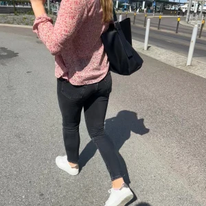 Levis 501 skinny jeans - Riktigt snygga 501 Levis jeans mid waist som går till anklarna. Använda 4 gånger men är tyvärr lite tighta på mig så kommer ej till användning. Egna bilder, skriv om du vill ha fler!💕Original pris 899kr✨