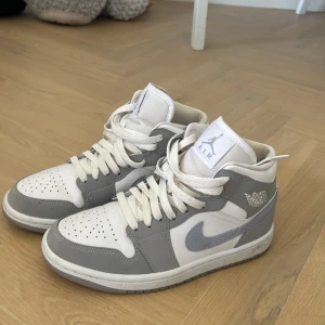 Jordan 1 Wolf grey mid  - Storlek är 37,5. Knappt andvända. Man får med crese skydd, boxen är borta men man får dem i en annan box. Köpe dem för 3000, säljer dem för 2000