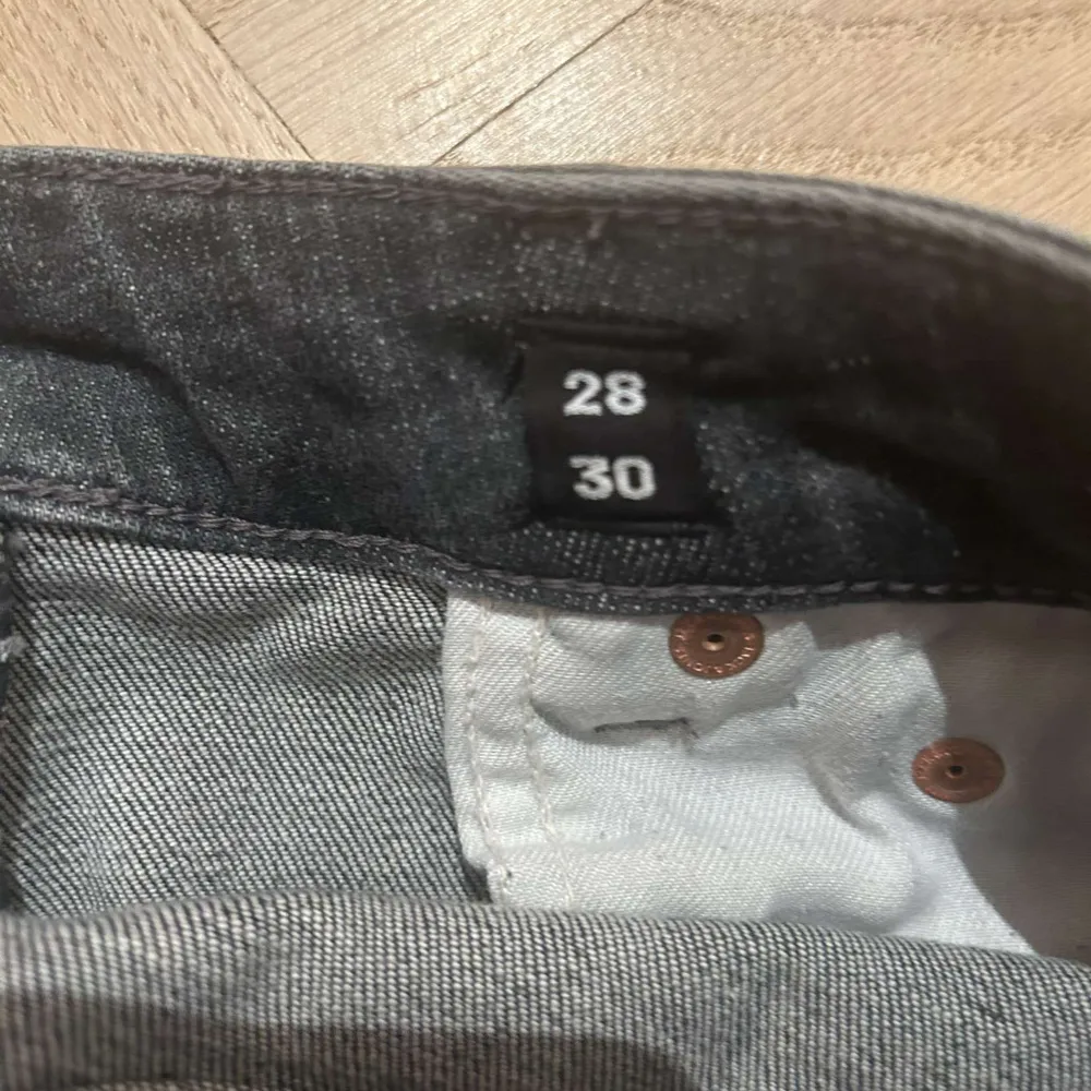 säljer ett par mörkgråa jeans från Jack and jones. Jeansen är knappt använda och storleken är 28 30. Nypris 900. Jeans & Byxor.