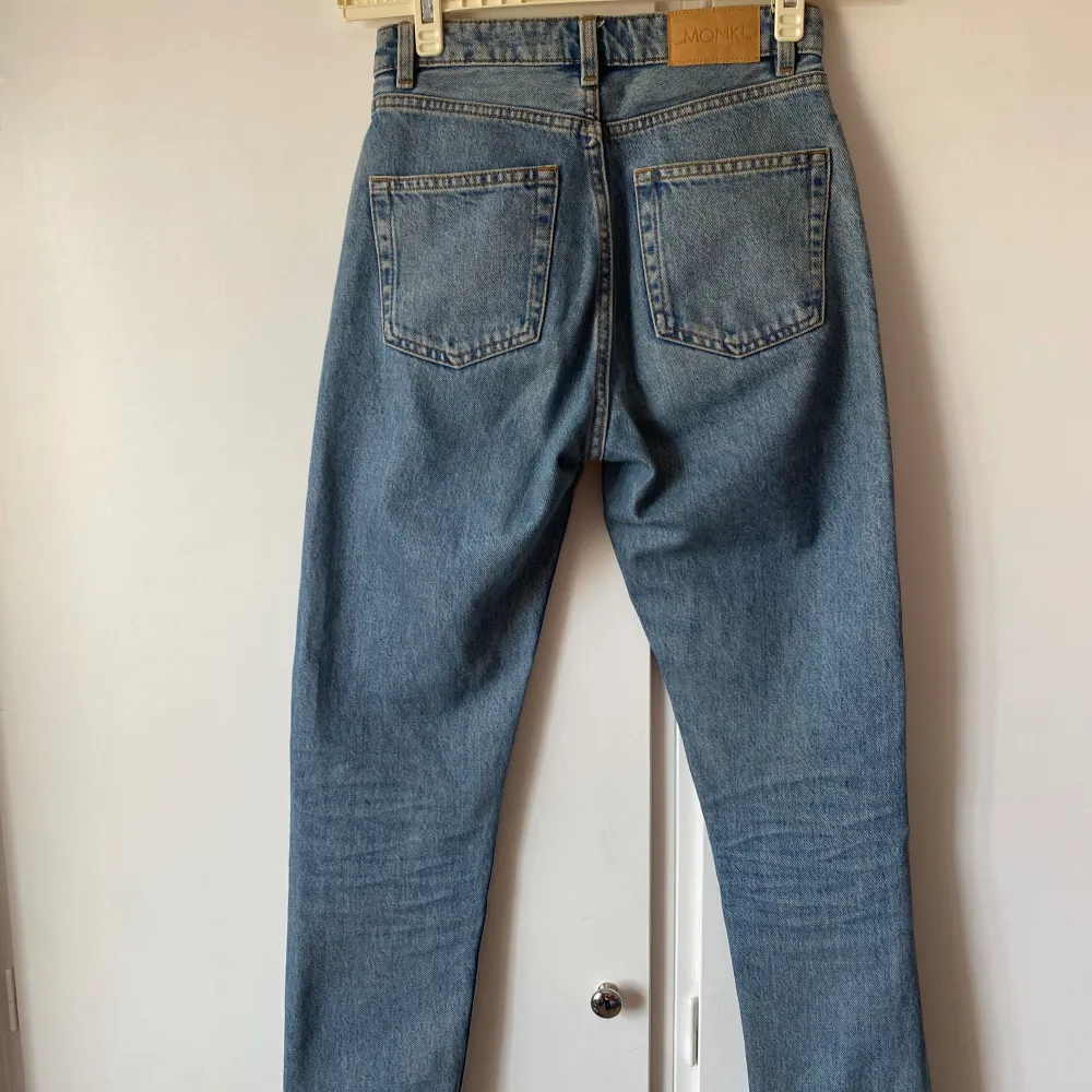 Low-mid waist jeans från Monki. Fin passform. Jeansen passar på xs-s. Dom är sparsamt använda så i mycket fint skick. 🌸   . Jeans & Byxor.