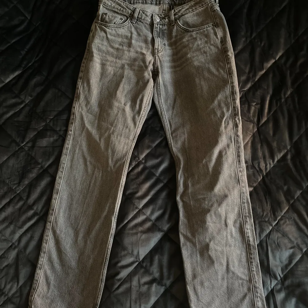 Jätte fina jeans från weekday, modellen är arrow low straight jeans💕. Jeans & Byxor.