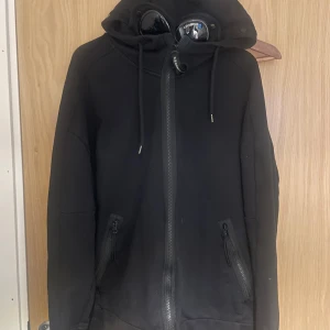 Cp company zip - Tja, säljer nu min CP company hoodie då den inte längre används. Självklart äkta, skick 8/10 förutom linserna. Kan pruts ner ifall snabb affär.