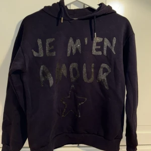 Väldigt snygg hoodie från Gina tricot  - Inte så använd som jag hoppats på. För den är inte riktigt min stil. Men ser och är fortfarande väl behållen. Frakt från 20 kr ❤️Jag kan diskutera priset men inte under 210kr ❤️