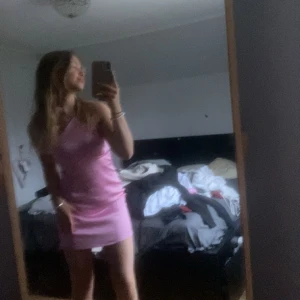 Zara klänning  - Jättefin rosa satin klänning från zara, st s men skulle funka till XS också, använd endast två gånger så jättebra skick 