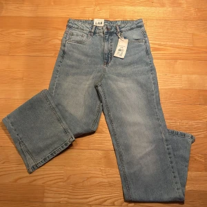 Fina ljus blåa jeans  - Original priset var 350kr så säljer dem för 269kr och frakt från 20kr ❤️ Glömde bort att jag hade köpt dem🥲 så aldrig använda förutom att ha testat dem på!🫶🏼 Regular fit,high waist. Skriv till mig om du är intresserad ❤️