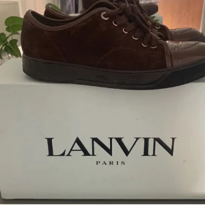 Lanvin storlek 42 - Tja, säljer dessa riktigt feta och unika Lanvins i färgen mörkbrun och storlek 42, de är i riktigt bra skick och inga defekter dessa är på nypris 4500kr men vi säljer dessa för endast 1799, allt og följer med tveka inte på att höra av er 😝