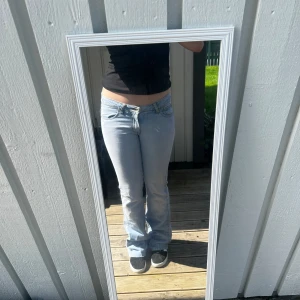 Ljusblå bootcut lowaist jeans  - Ett par jättefina och sköna ljusblå bootcutjeans med låg midja💕 Jag är 168 och även med skor går dom i marken. På lappen står det storlek 40 men jag skulle säga 38-40💕 Dom har en minimal slitning på högra bakfickan men annars är dom i fint skick💕