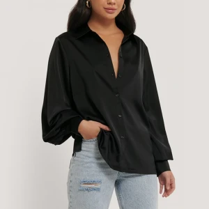 Satin skjorta  - Slutsåld satin skjorta med ballong ärm från NAKD. Nyskick, nypris 439kr