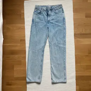 Ljus blåa jeans från weekday i storlek W27 L30 i modellen rowe. Högmidjade med raka ben och utan några defekter. Säljer då de är för små. 