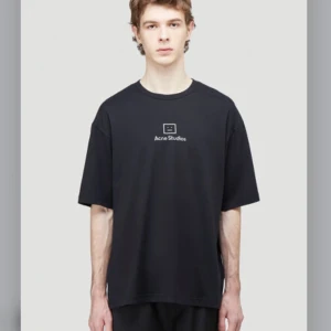 Svart acne studios tshirt  - Säljer min Acne Studios Reflective Face Motif T-Shirt i storlek xxs, mycket bra skick! Unisex ☺️
