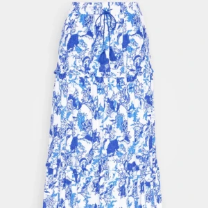 Blå långkjol - Suuuperfin somrig långkjol jag endast använt 2-3 ggr. Säljer då den blivit lite kort på mig är 175cm lång