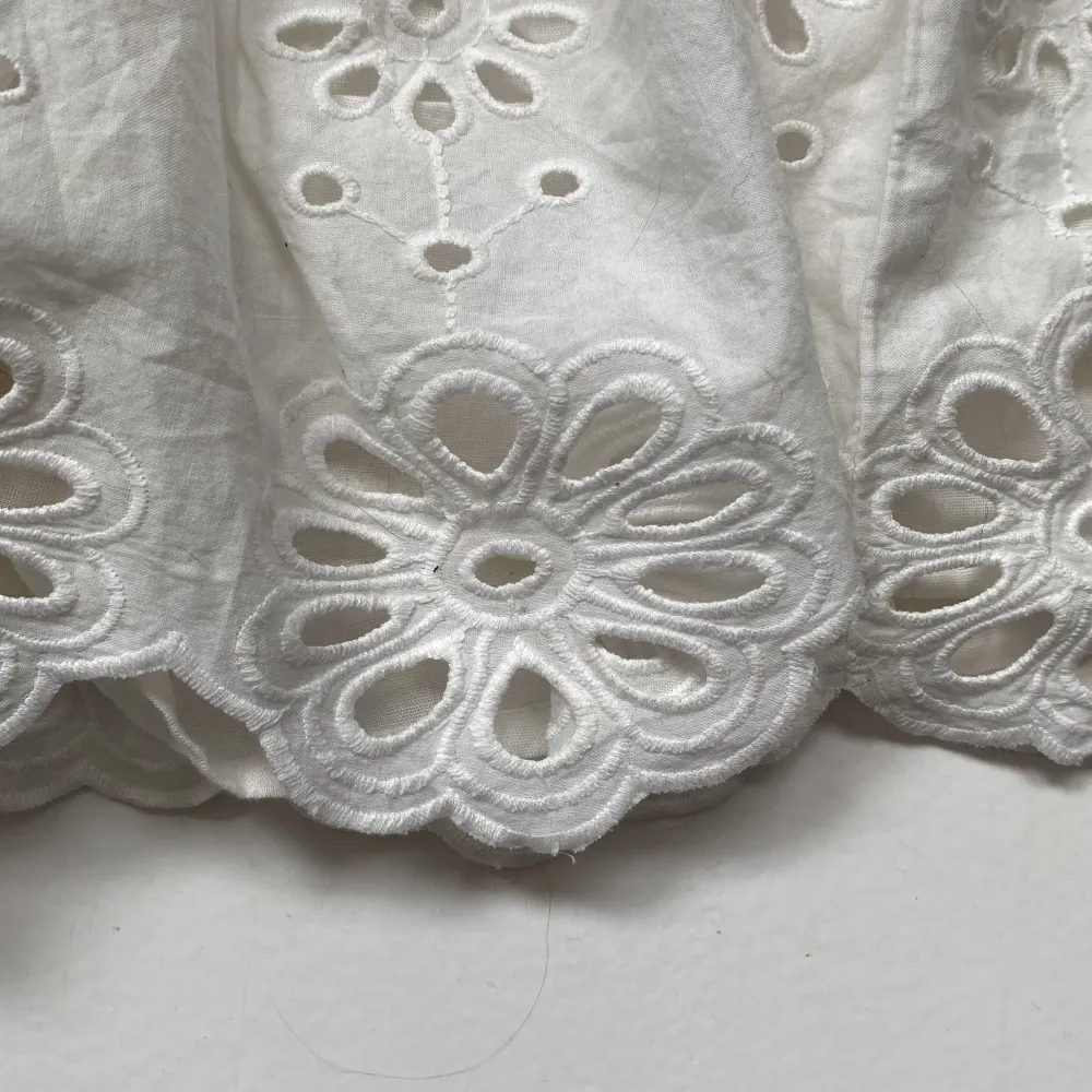 Fin vit kjol från zara 🫶Har använt ett fåtal gånger. Storlek 152. Skov för bilder eller mått 💗💗. Kjolar.