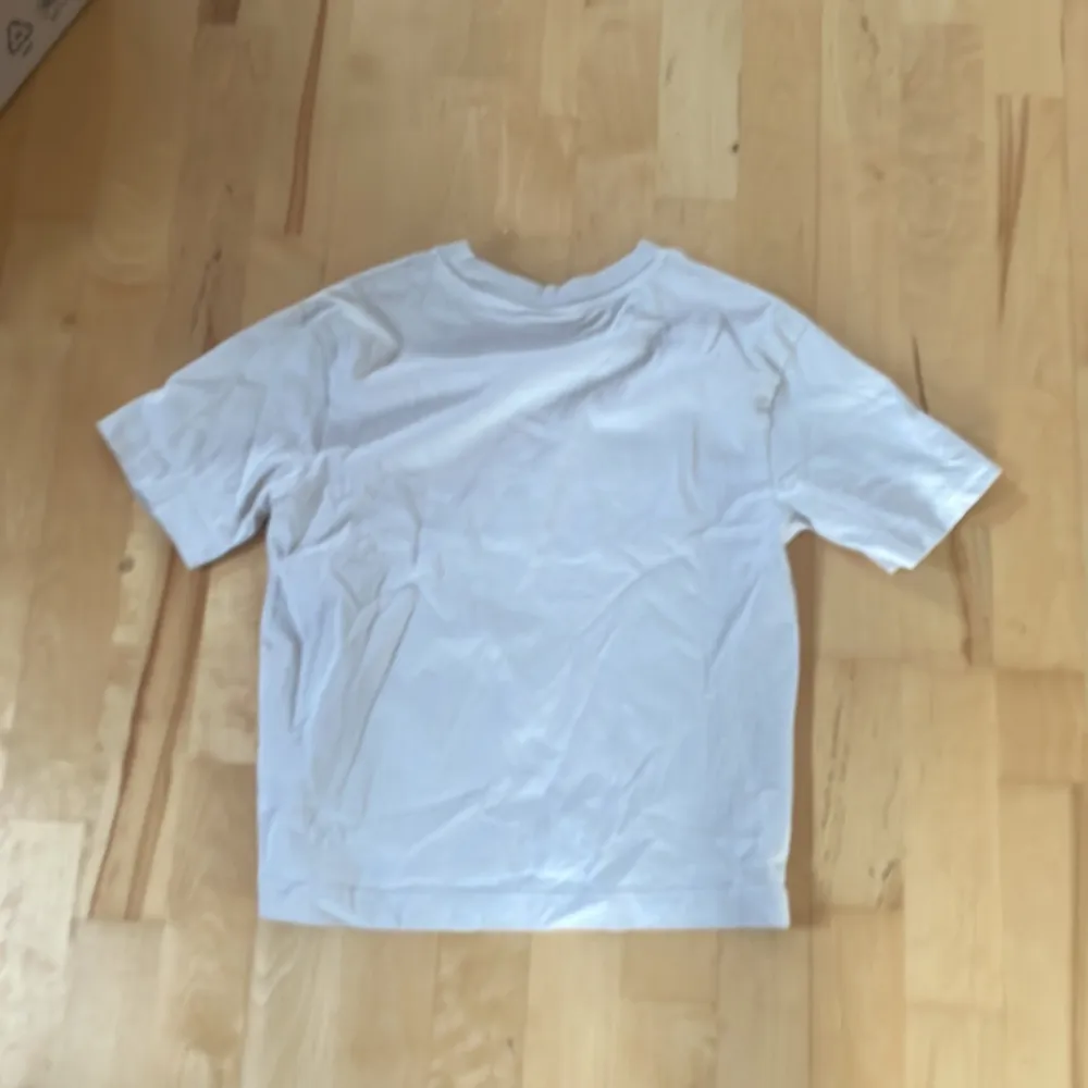Säljer denna beiga t-shirt från Gina tricot utan defekter, skriv vid frågor ❤️. T-shirts.