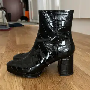 Svarta boots från & Other Stories🖤använda 2-3 gånger, fint skick✨