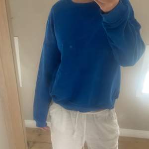 En blå enkel sweatshirt 