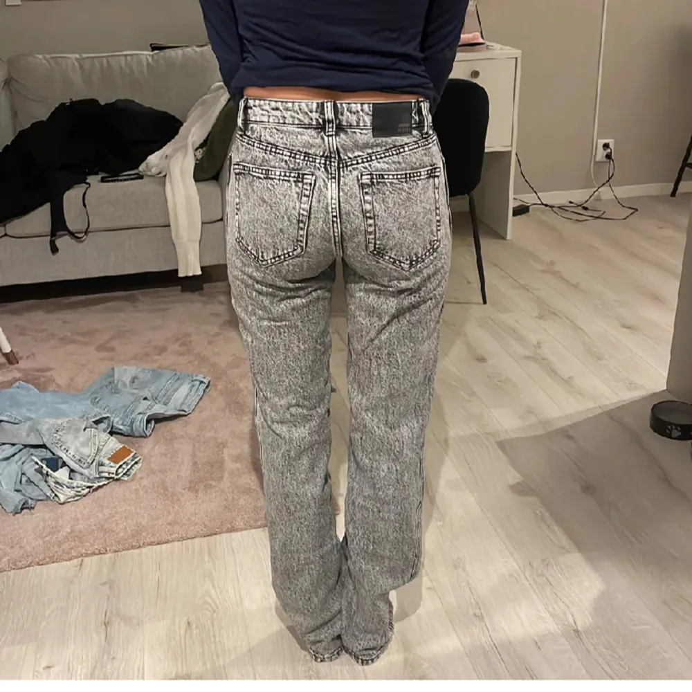 Säljer dessa fina jeans då dom inte passa längre  Ps dom två sista bilderna är lånade. Jeans & Byxor.