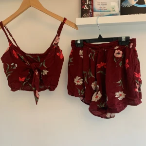 Hollister set  - Gulligt och somrigt set från Hollister i ett blommigt mönster❤️ sann till storleken och använd mycket fåtal gånger!