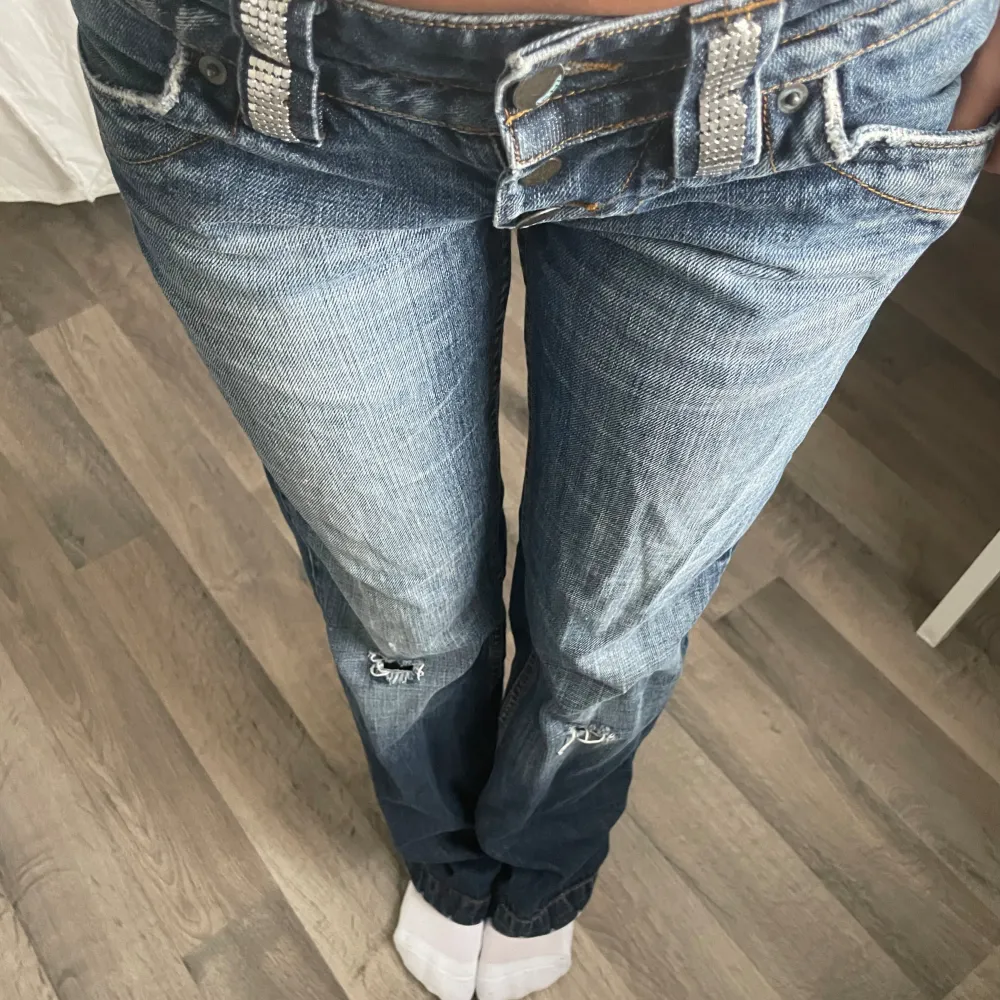 Superlågmidjade jeans som är från 2000-talet. Sitter som en smäck på mig som är ca 165 cm lång, och brukar nära storlek 34/36. Jeans & Byxor.