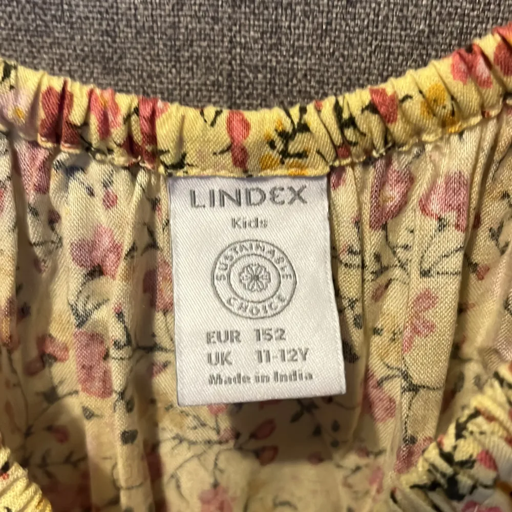 Superfin sommarklänning med inbyggda shorts. 80kr, köparen står för frakt. Klänningar.