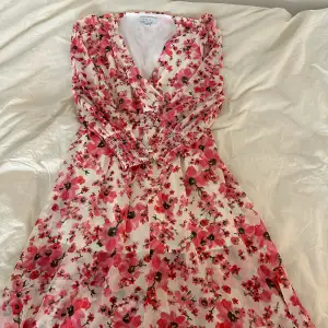 Säljer en jättefin blommig klänning, perfekt nu till sommaren. Stolek 36 men passar även 34 och 38 då den är stretchig. Säljer för 250+frakt! 💕💕 skriv för fler bilder. 