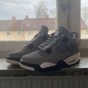 Jordan 4 - Tjena, jag säljer ett par riktigt fräscha Jordan 4 retro cool greys. Dom är i väldigt fint skick endast lite smutsiga. Det är r€p$ men väldigt bra kvalitet. Back taben poppar upp snabbt som den ska. Skriv om ni har mer frågor Mvh Maggo😃